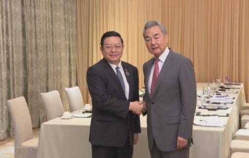 现场彻底轰动！ 当地时间7月21日，王毅外长抵达菲律宾马尼拉，直接受