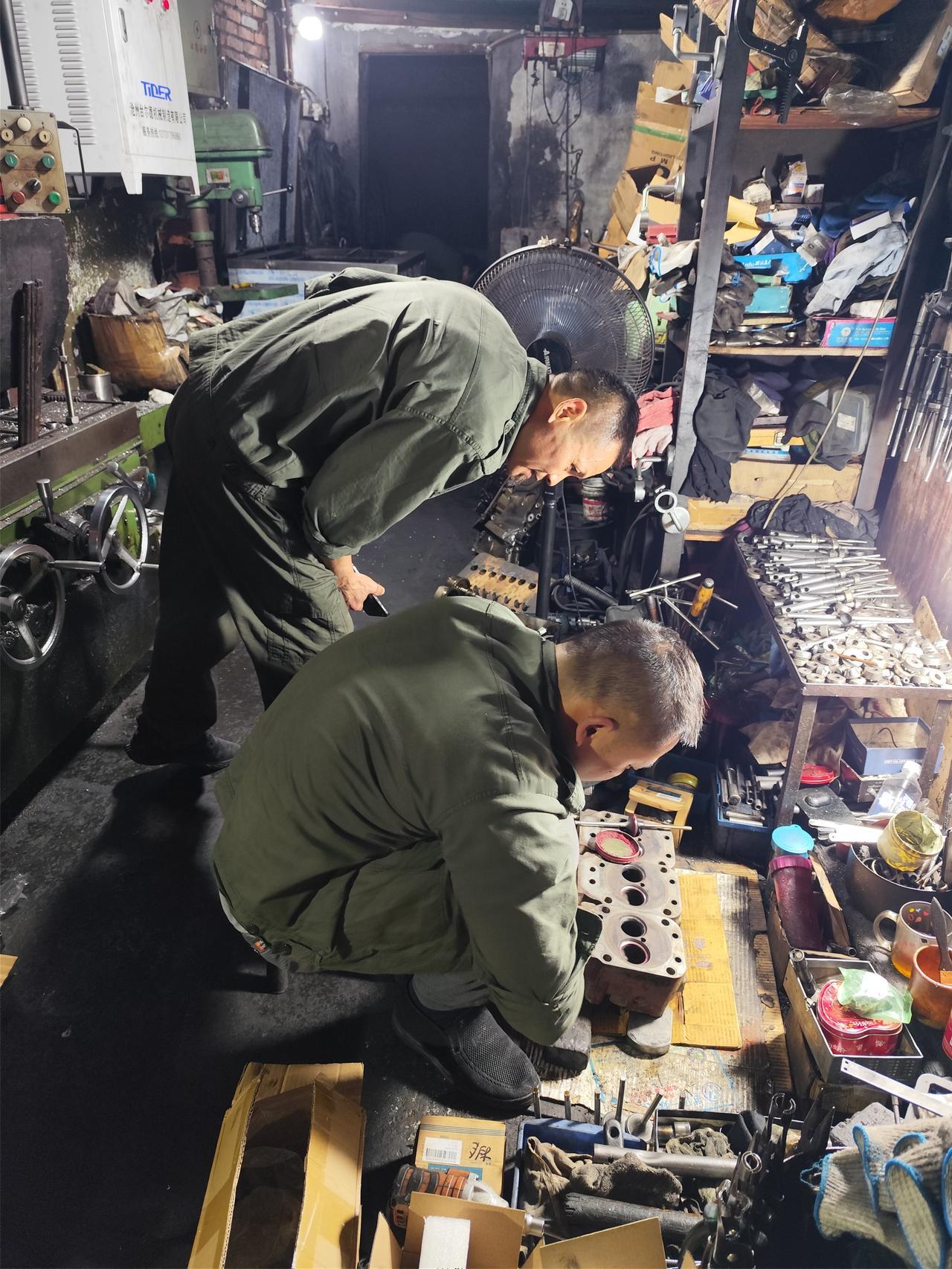 因为辞职就意味着工龄一时会断档，再续起来也会少几个月，很麻烦，换一个工作岗位不光