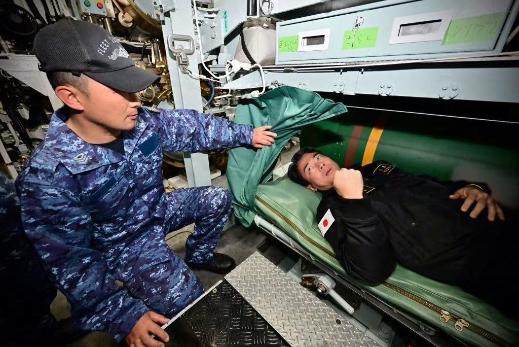 小泉进次郎参观苍龙级潜艇青龙号。🔻鱼雷旁边的床是最舒服的，温度不高，本子这