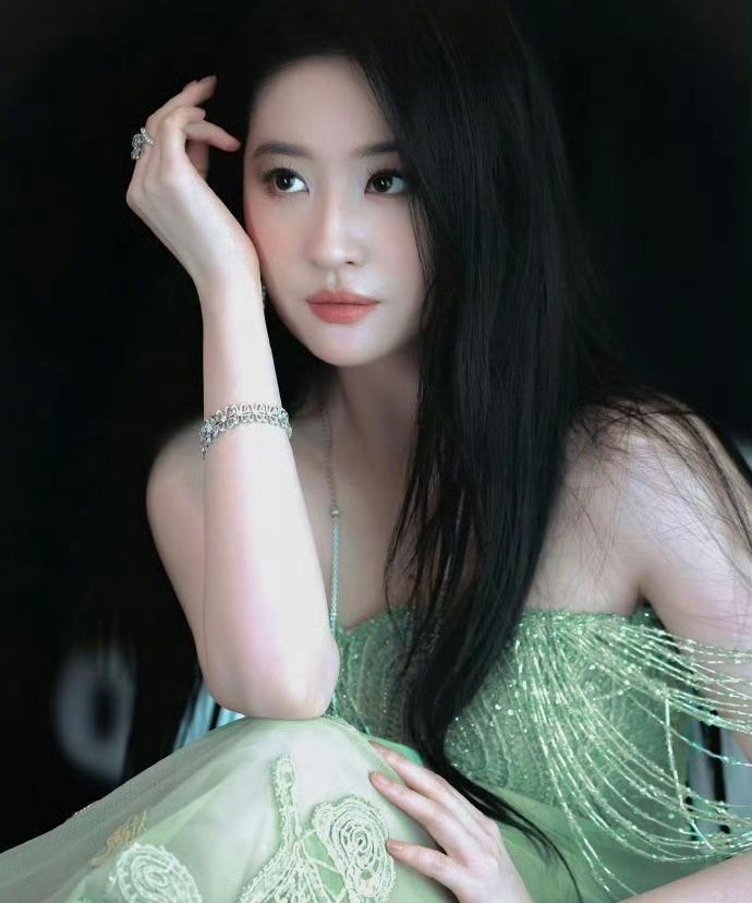 #刘亦菲#一袭嫩绿礼裙似有星光流转，流苏与刺绣织就梦幻，珠宝在光影里轻闪，长发垂