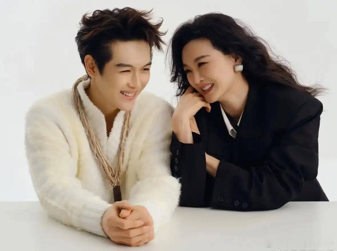 第一次见王艳传说中的儿子球球。没想到还是浓颜系啊。