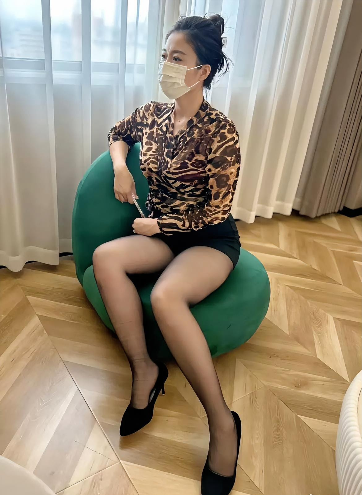 优雅职场穿搭，绿色坐垫上的时尚女郎！