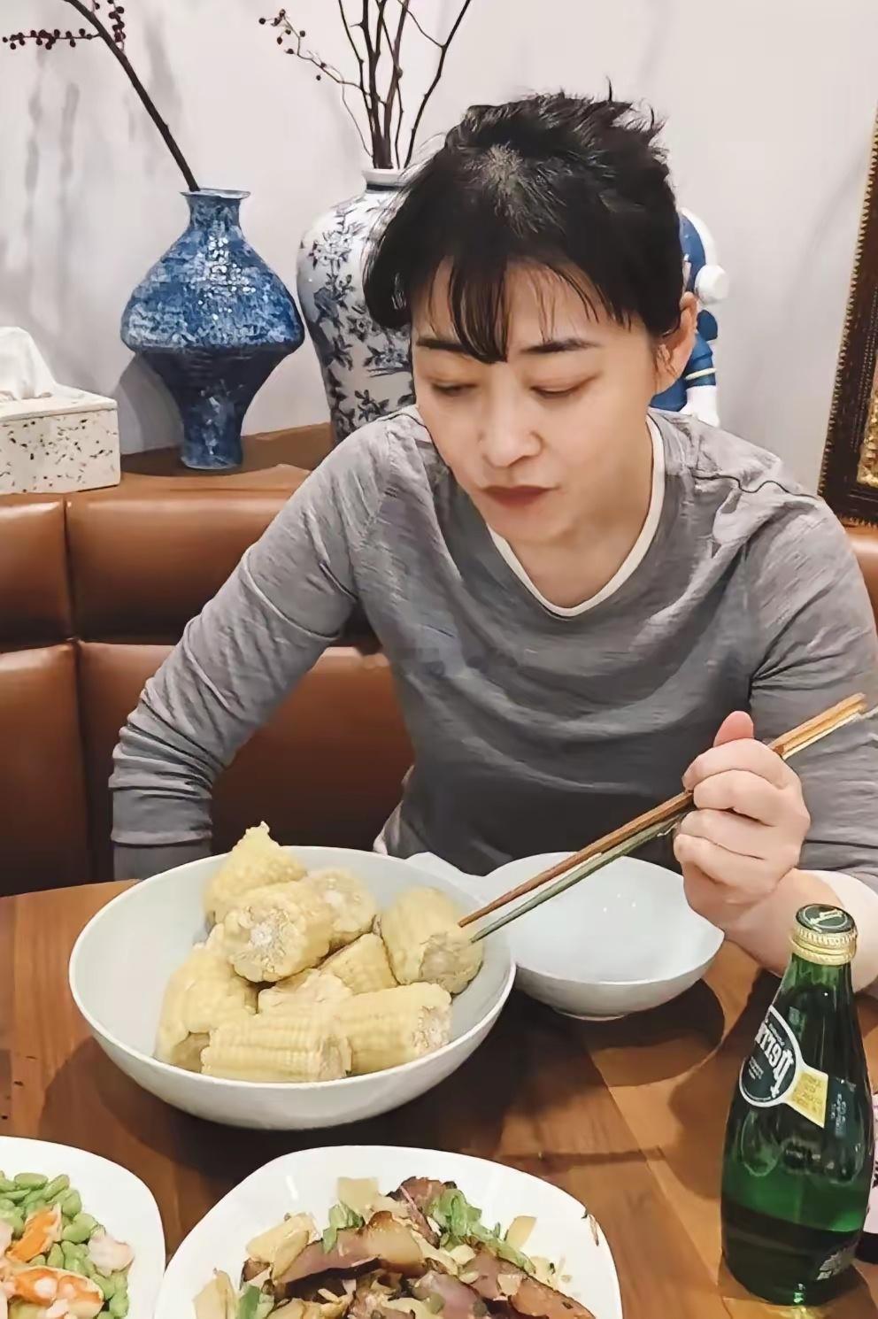50岁梅婷在家啥活都不干，婆婆直接端着六菜一汤上门，还顺手给她包馄饨伺候着。网友