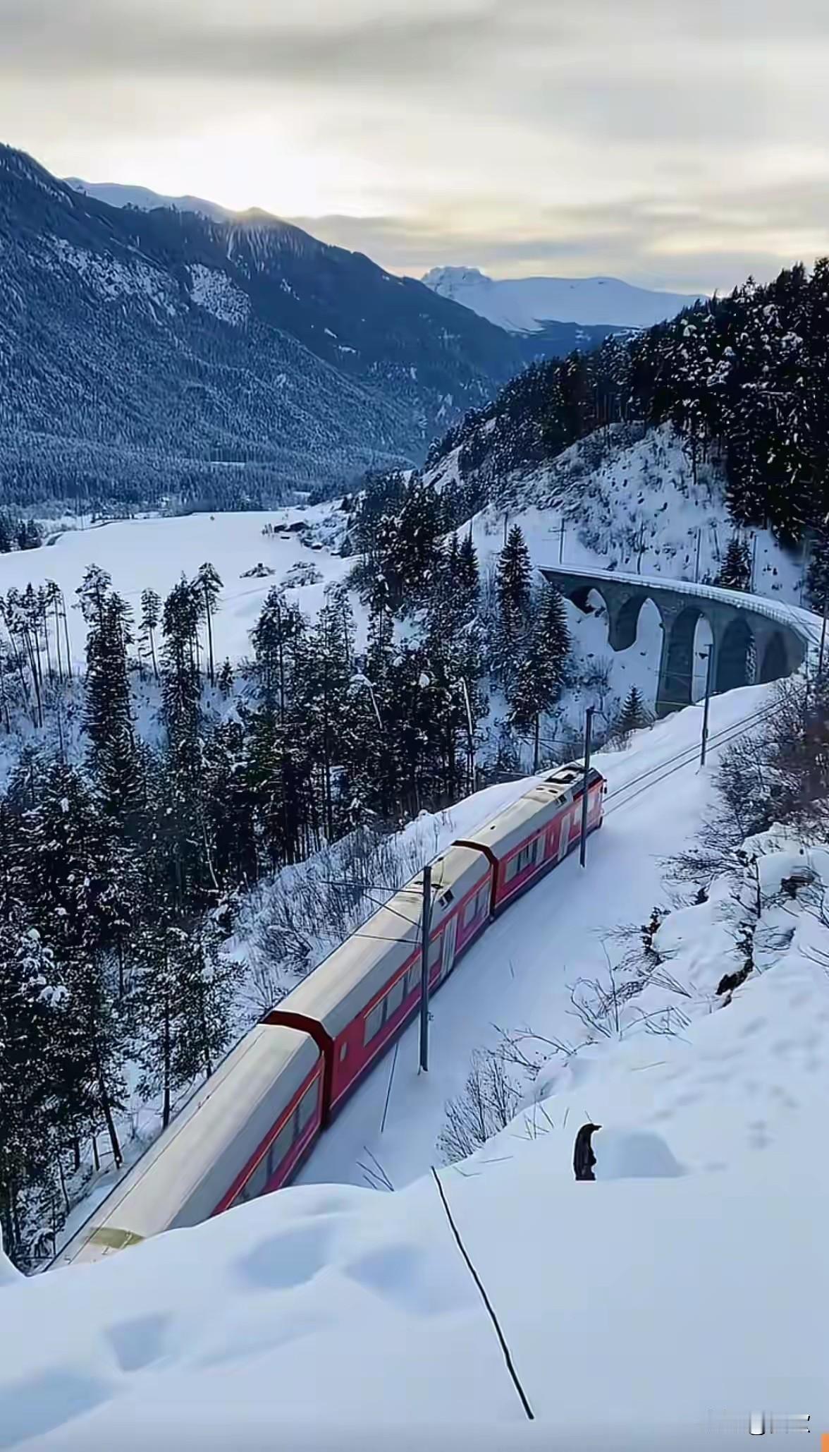 上联:冰封万里江河冷下联:雪压千山草木寒横批:雪野苍茫