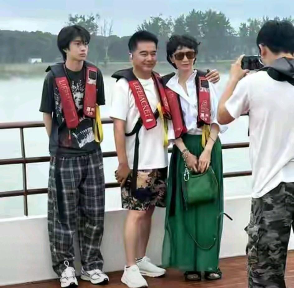 龙生龙，凤生凤，你们看许亚军的二公子团团长得也高高大大的，和他哥哥许何一样的帅气