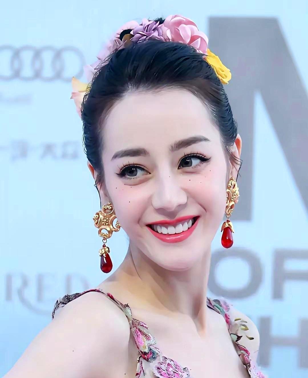 赢回口碑需要20秒，毁掉它只需9个字。央视春晚的雪花里，她一袭红袍怀抱阮咸