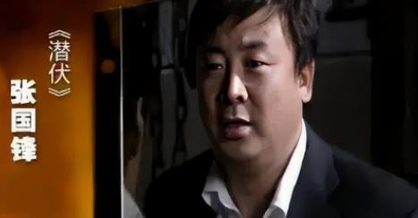 2011年，瘫痪多年的杨琳，正坐在轮椅上看《潜伏》，可看了一会儿后，他突然指着电