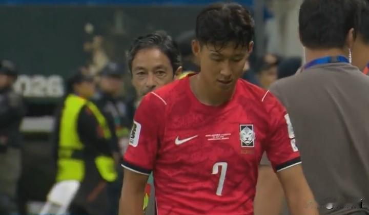 世界杯亚洲首支球队出战，韩国2:1力克捷克队，而韩国门将也表现出色两度扑出对手必