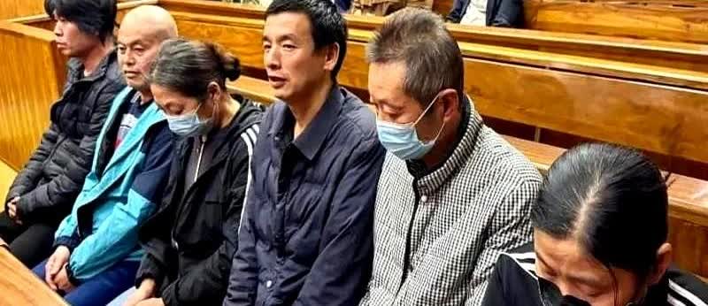 7个中国人，在南非，搞了个羽绒被厂。然后雇了91个马拉维人，直接把门一锁，当
