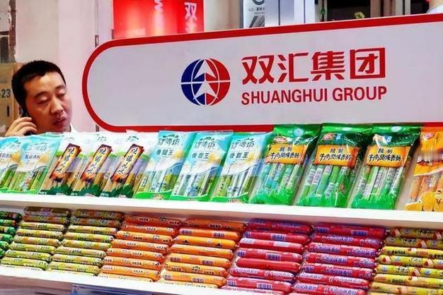 原来双汇早已不是以前的那个双汇了！ 去超市拿一袋双汇火腿肠，包装上印着“双汇