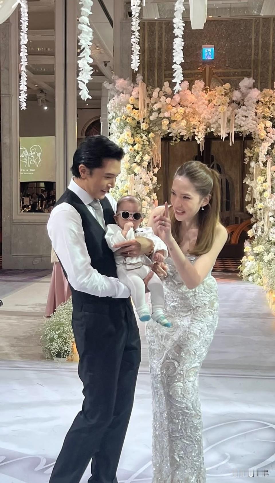 漂亮的妈，帅气的爸和继承了完美基因的他。[doge]好额好鼻好耳，而且综合父母来