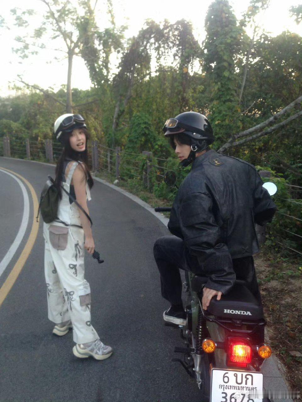 虞书欣何与郊游16宫格虞书欣何与郊游ootd虞书欣，何与双轨CP售后