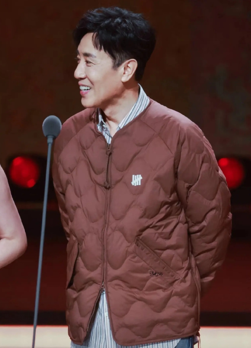 第一次看见穿着棉衣去颁奖的，不是别人，正是叔圈天菜于和伟！文荣奖颁奖晚会现场