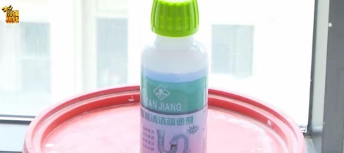 浙江杭州，一业主花千万买房，谁知装修收尾期间，卫生间洗脸盆下水堵塞，装修工花80