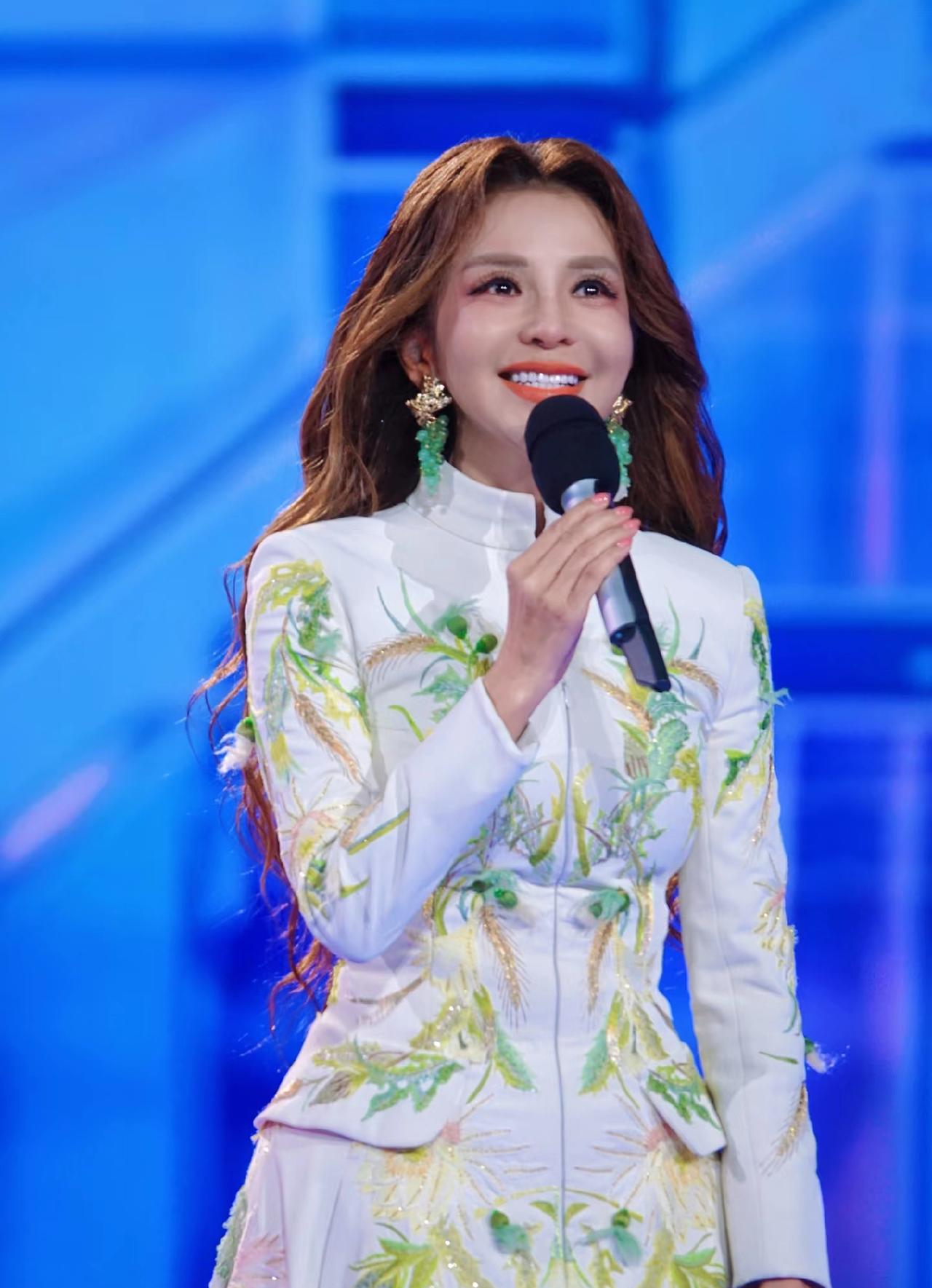 看了今晚央视跨年晚会，董卿没上来我不奇怪，周涛没上来我也习惯了。怪就怪在，5