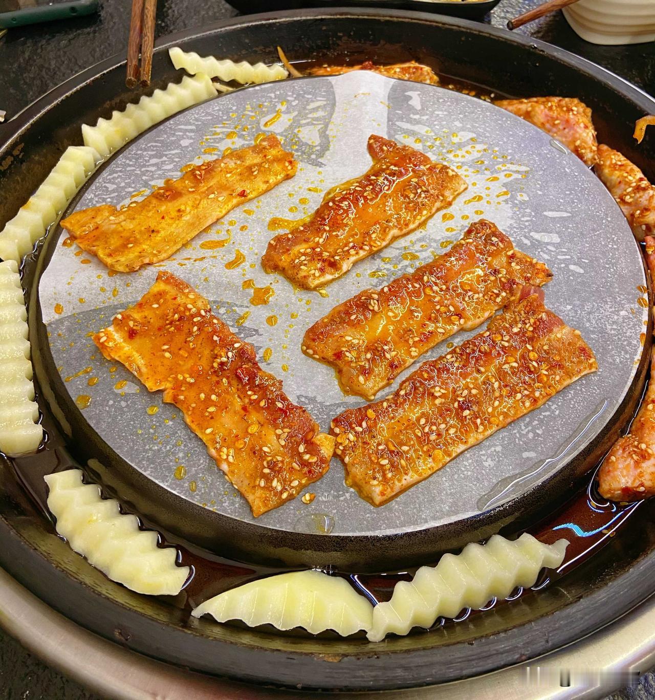 滋滋滋，就听着声，能忍住不动筷子？不，我是忍不住的，只好拿起筷子多吃点，再多