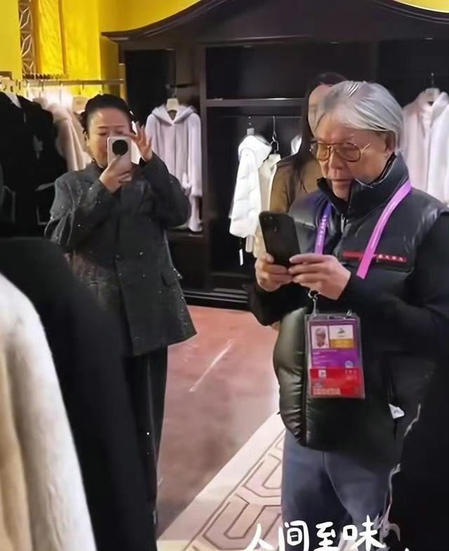七十九岁的霍震霆，一个人慢悠悠地逛着街。他先在皮草店里驻足，细细端详，想着给儿媳