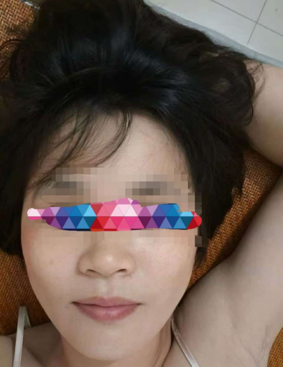 女子在酒店客房全裸睡觉，陌生男人刷卡进来。明眼人一看就知道不是走错房间。8月30