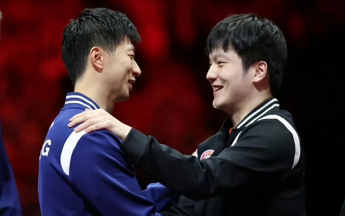 马龙樊振东久别重逢拥抱寒暄！摄影师加鸡腿，这镜头拍出国乒最暖传承
