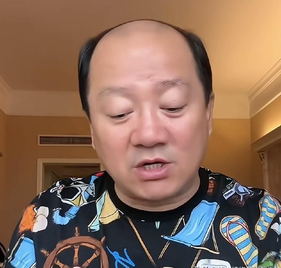 唐鉴军在直播间里上架海鸭蛋，念着弹幕说，网上卖蛋的多了，我卖得好就是因为我是赵本