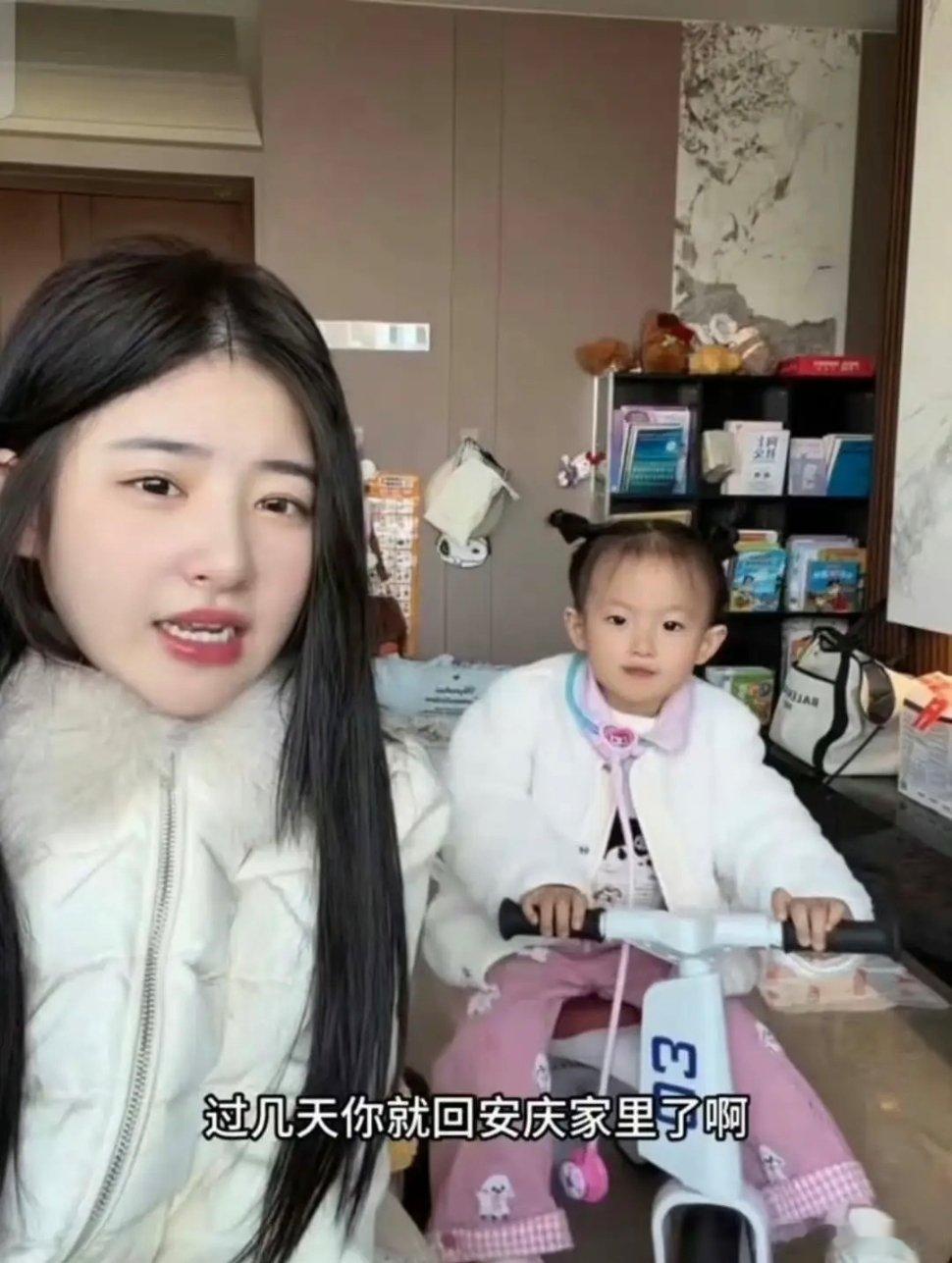 黄一鸣自爆压力很大，她家里有两个阿姨，一个育儿嫂一个月1.3万元，一个兼职打扫阿