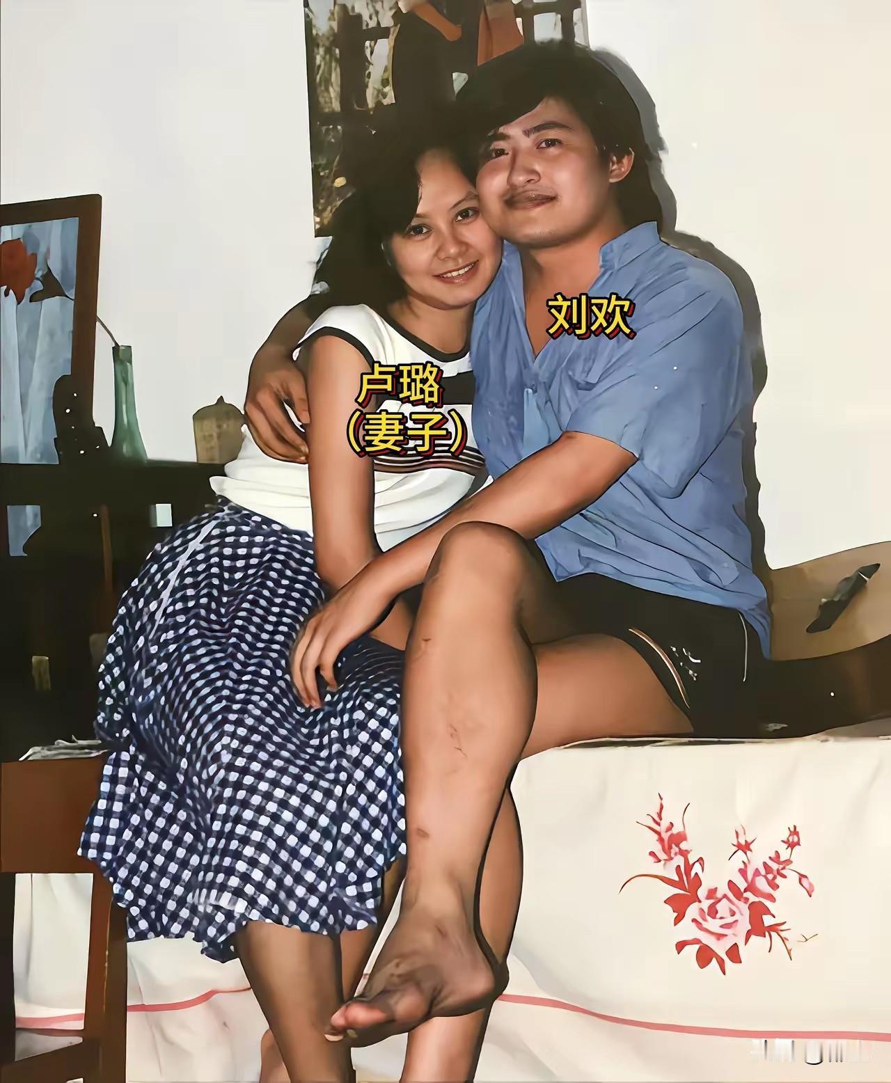 这是一张刘欢与妻子卢璐结婚之后的合影，那时候，卢璐是湖南电视台主持人，事业已经