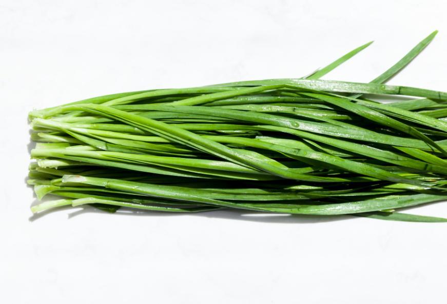 韭菜大量上市！医生反复强调：血压高患者吃韭菜，牢记这3点韭菜这个蔬菜，春天一