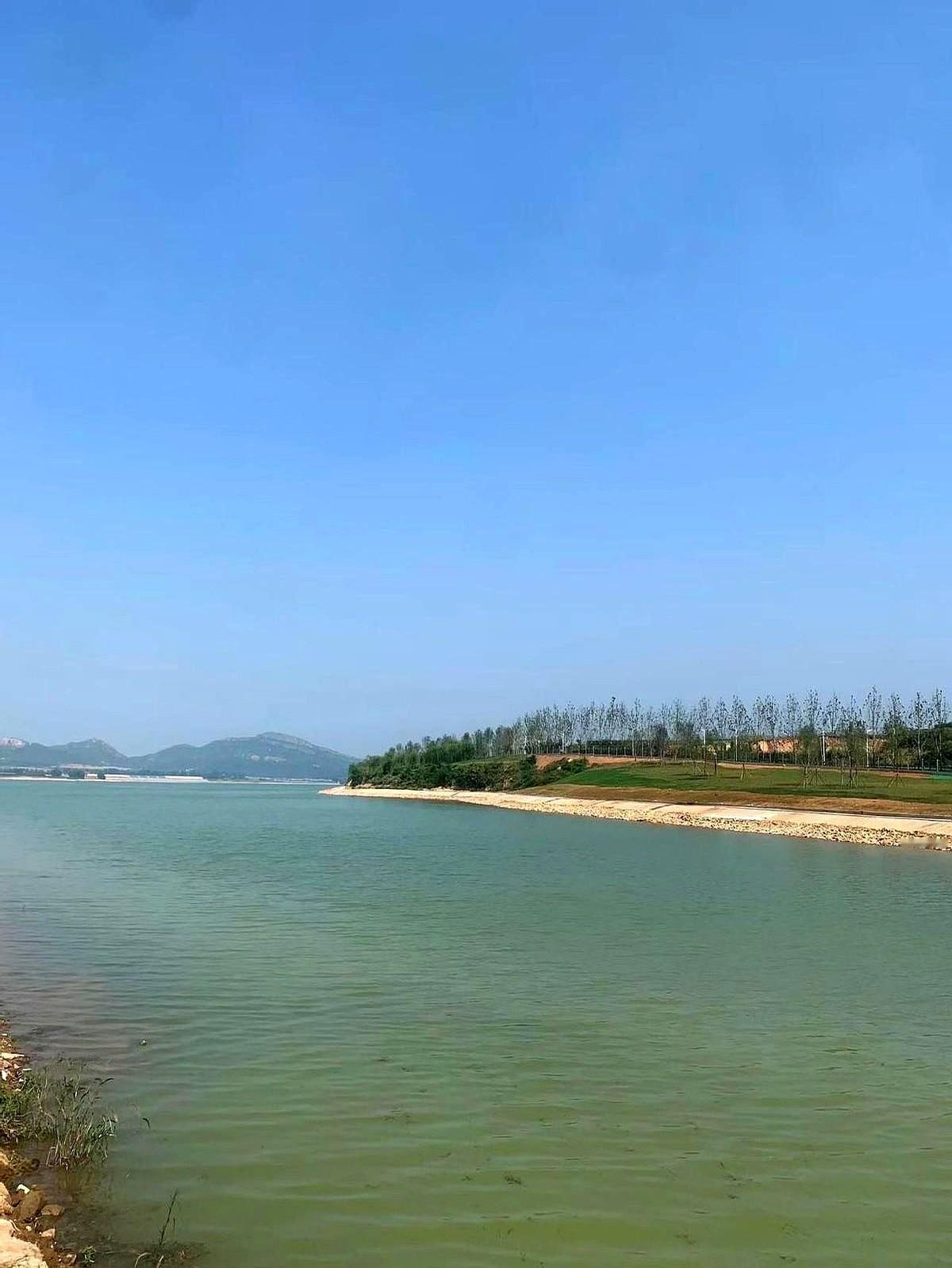 67岁阿姨多擦一扇窗，下任可能多干一小时某写字楼，67岁的李阿姨每天把马桶擦