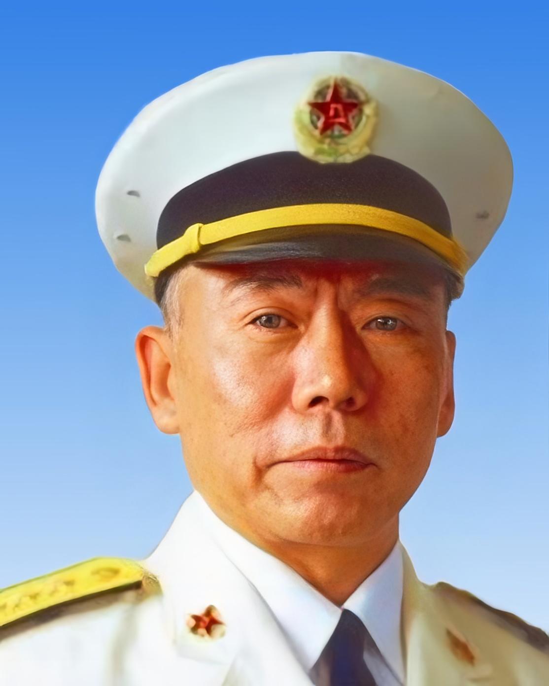有一次海军司令员张连忠上将到某军校视察，先会见了自己的一位同学，那位同学在军校当