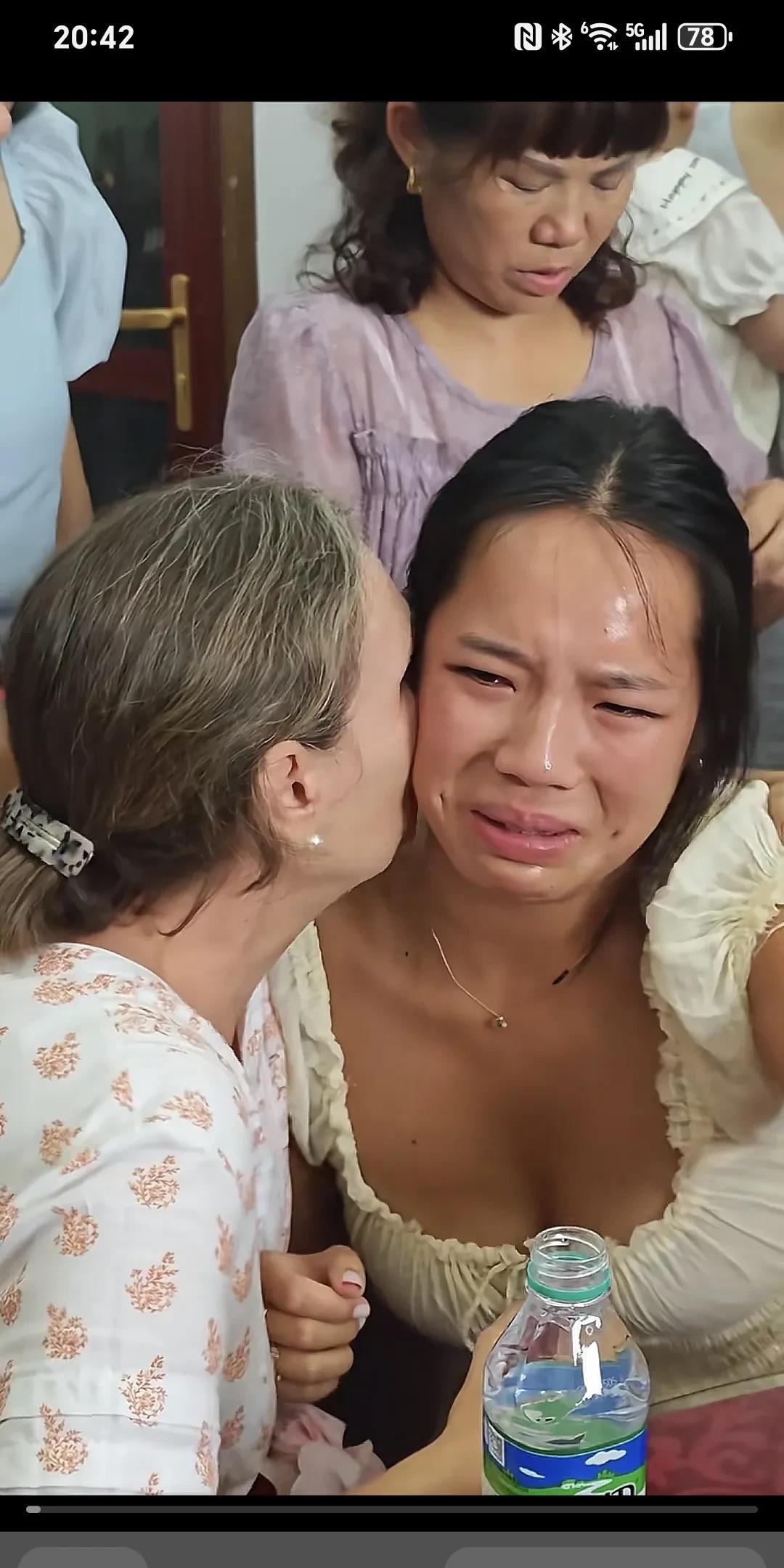 妈妈的一点心意～比利时父母亲身把养女送回亲生父母身边这种豁达大度的心让人钦佩，