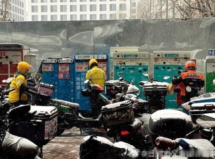 这就是一个悖论：新国标电瓶车只能跑到25kph，但外卖骑手需要更高的速度，然而速