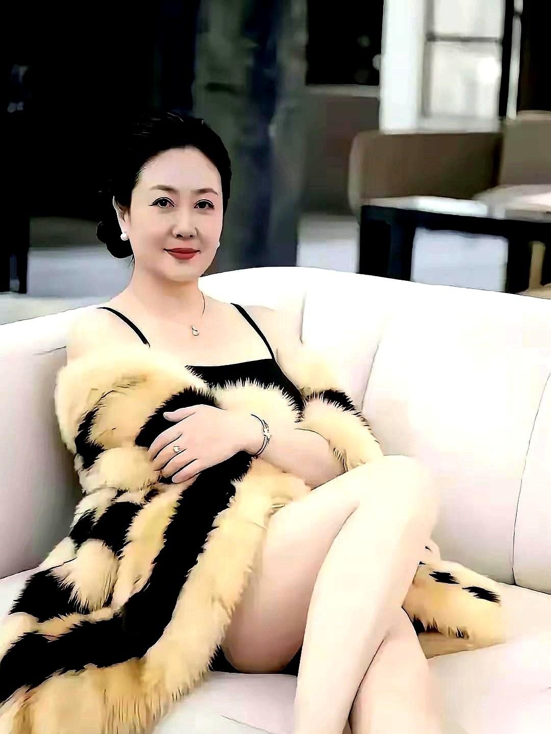 手里攥着大把存款，月月领着不菲的退休金，儿女全成家立业了。老伴儿走了第三年，这