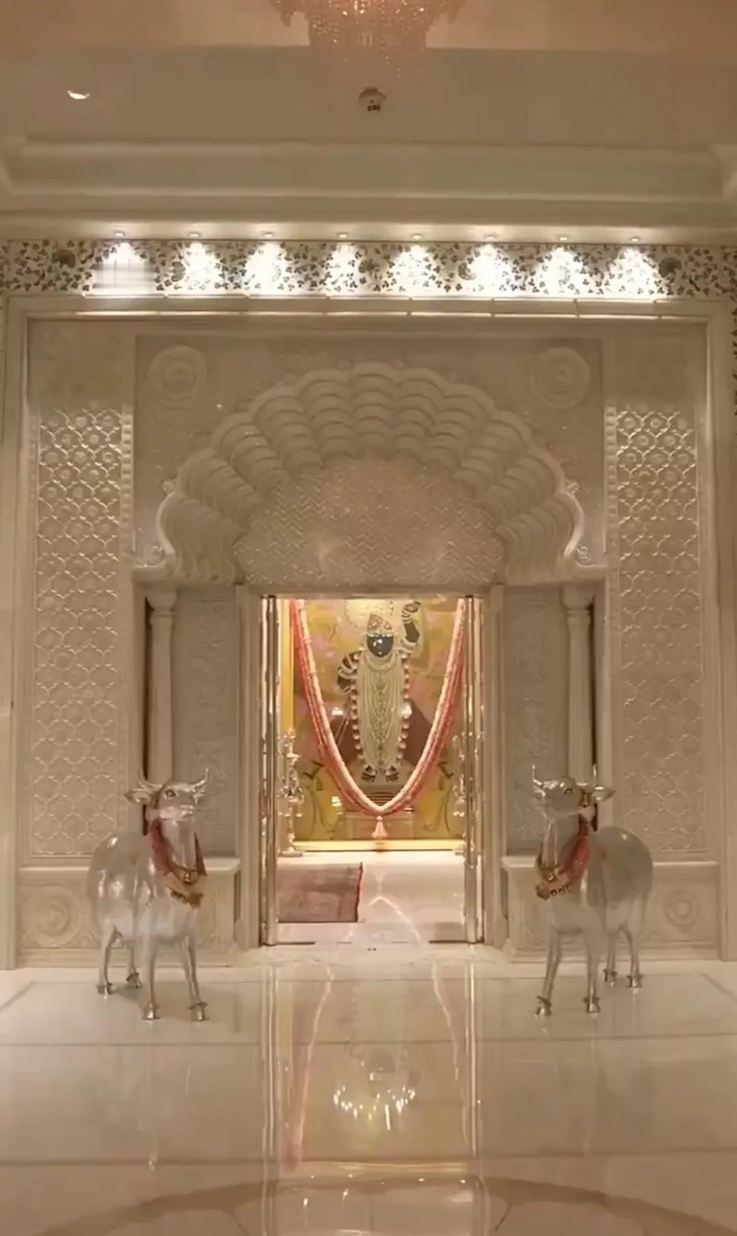 希拉里刚在孟买参加完气候周活动，转头就踏进了印度首富安巴尼家族的私人豪宅——那栋