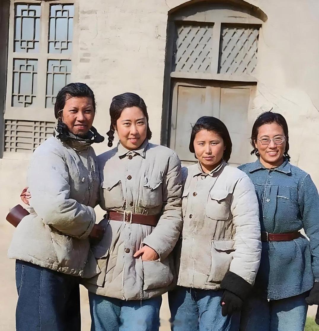 延安四美合照：江青、王光美、康克清、刘英。那时条件虽然艰苦，但是笑容确是最灿烂的