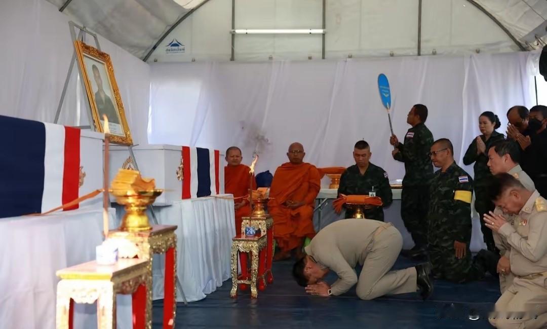 泰国总理这一跪，加上泰国皇室对军队的深度支持，直接把国家的尊严和军队的杀气绑在了