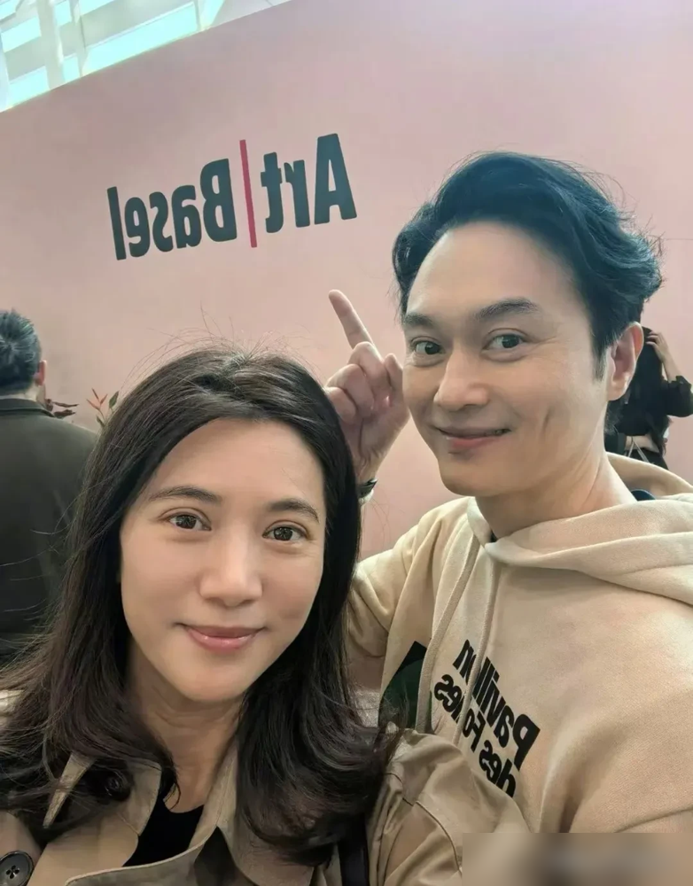 张智霖在节目里问律师：我老婆疯狂花我的钱，算犯法吗？律师笑了，说夫妻共同财产，她花得开心，你日子更好