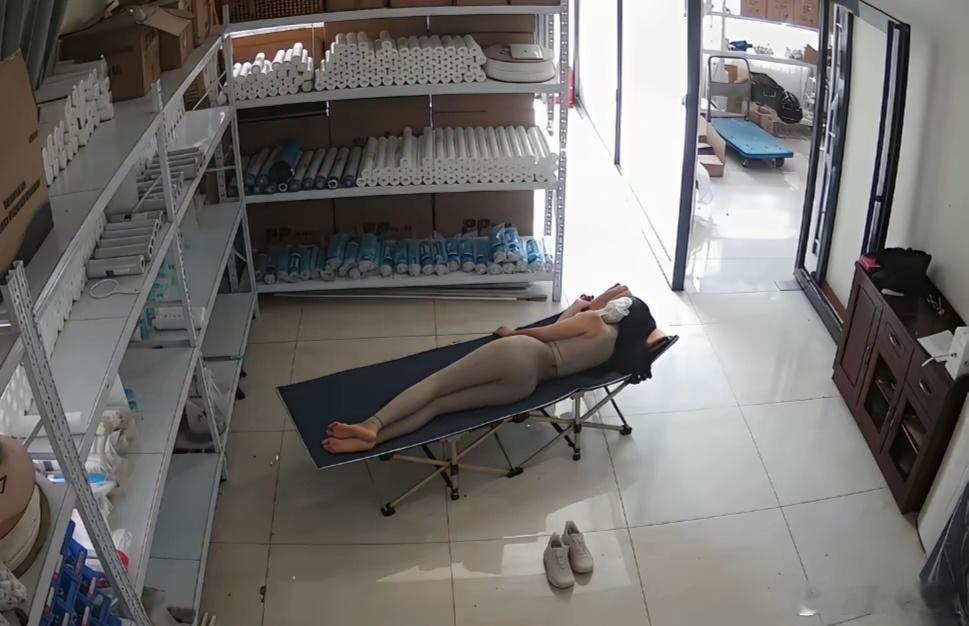 这样午休，不尴尬吗？[并不简单]​​​