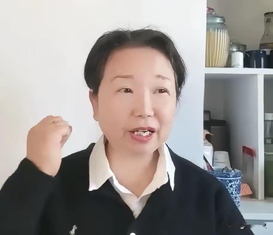 昨天大娘直播人气直接拉满不少人都蹲着重磅内容结果看完却有点替她捏把汗——明明