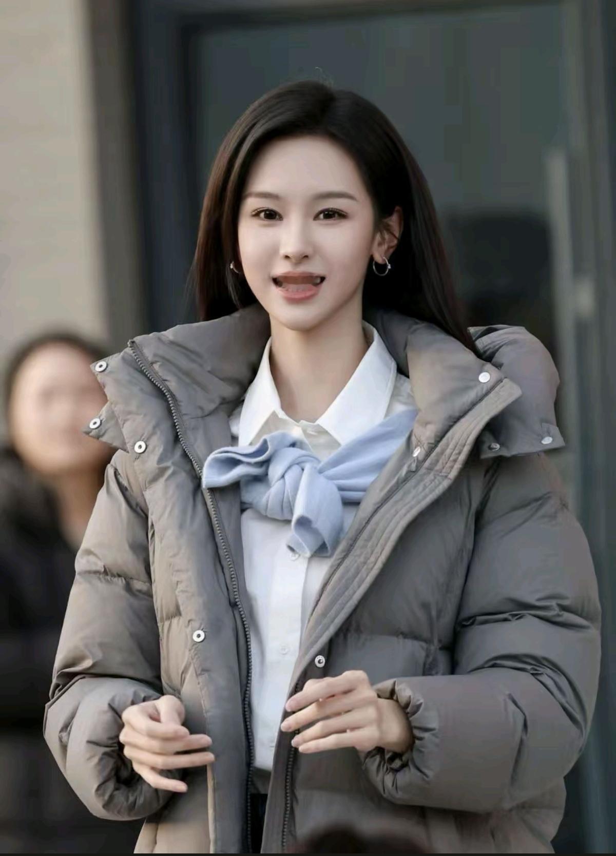 被陈都灵的治愈笑容击中了！灰色羽绒服也挡不住的清甜感[比心]陈都灵剧组路透状态好