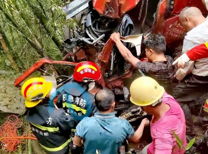 他们灭完了火，却没能回到家。大年初三，本该是万家团圆的日子，湖南新化的消防员们刚