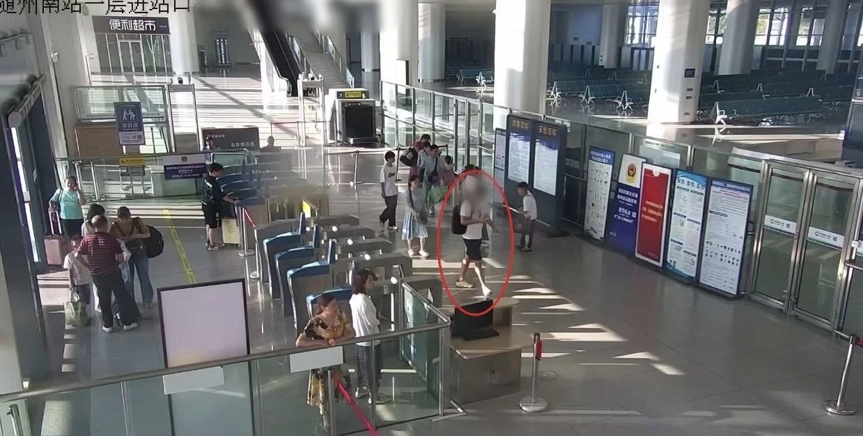 随州曾都，一位00后男生薛某某在打游戏的过程中认识了一位网友，在游戏中相处十分愉