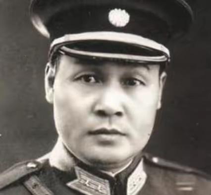 1949年10月1日，杀害我党300多条人命的杨虎，登上了天安门，参加开国大礼，