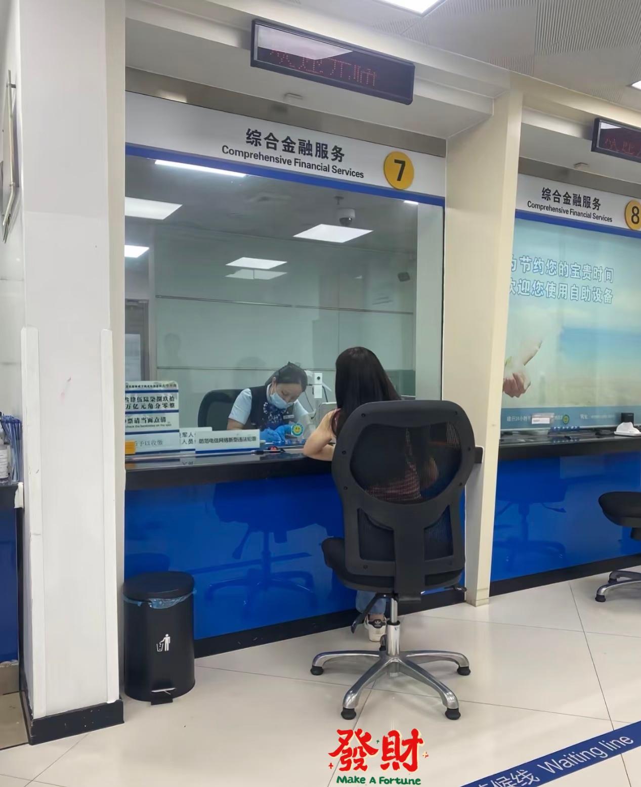 没想到如今银行的压力山大大家敢信吗？现在银行都快扛不住了，今天我跟某行朋友客