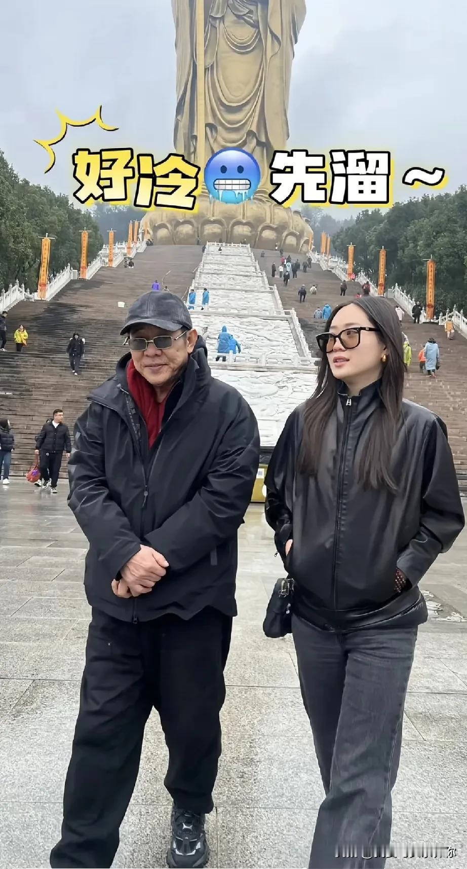 李连杰这次真让人心疼！62岁的他冒着阴冷雨天去了九华山，一身黑衣裹得严实，胡子