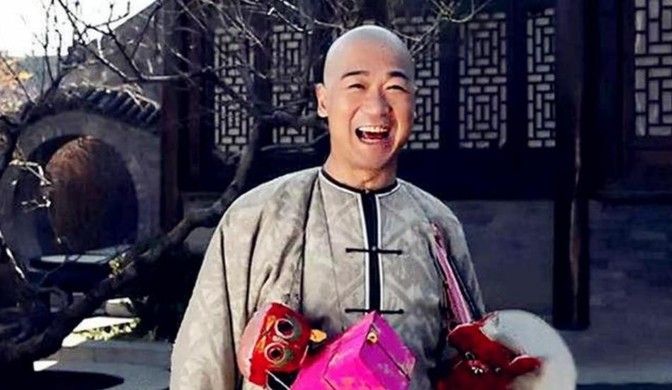 乾隆五十五年，一尼姑向纪晓岚求对联，结果他张口就对尼姑说：“一笔直通；两扇敞开”