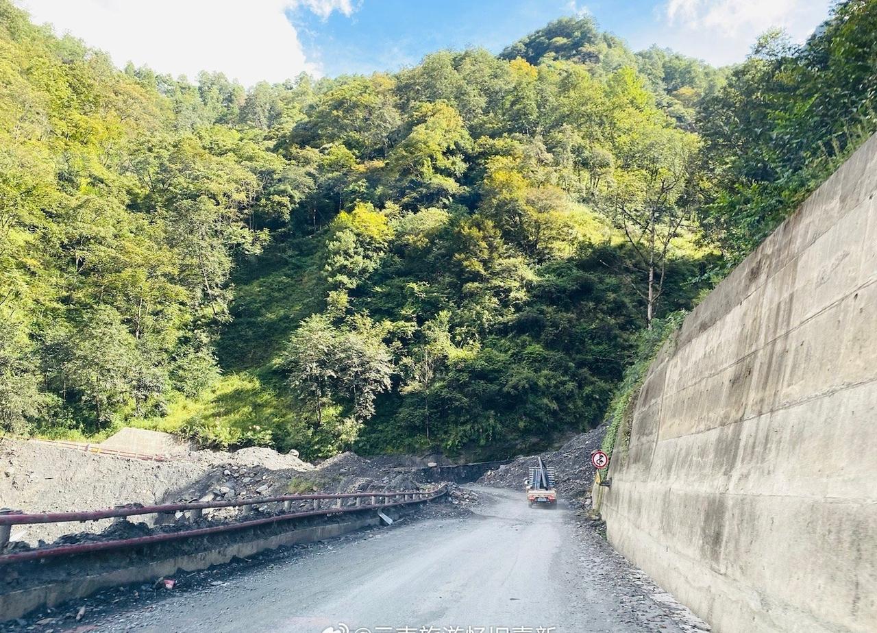 【穿越横断山脉的秘境之路，说走就走德贡公路自驾游好有意思！】德贡公路，连接迪庆