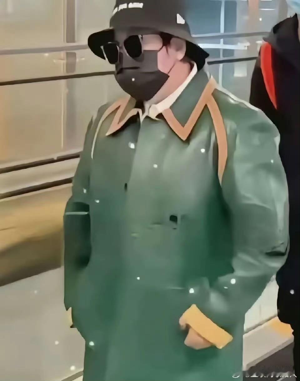 老韩一身十几万的Prada风衣，座驾还是起步400万的阿斯顿马丁。这条件怎么看