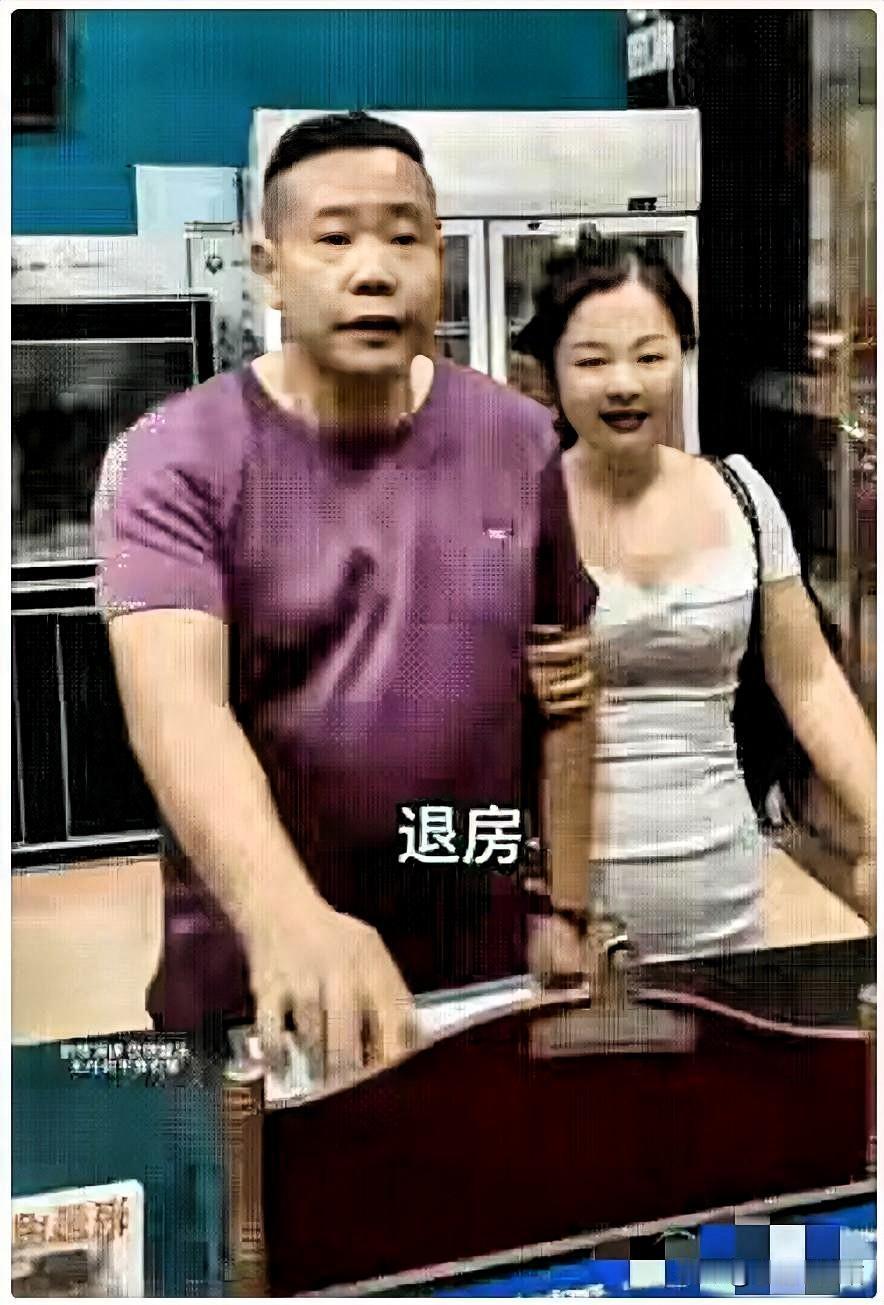 一位大哥带着女友到宾馆开房，临走退房时服务员悄悄用暗语告诉大哥：口罩带反了。大