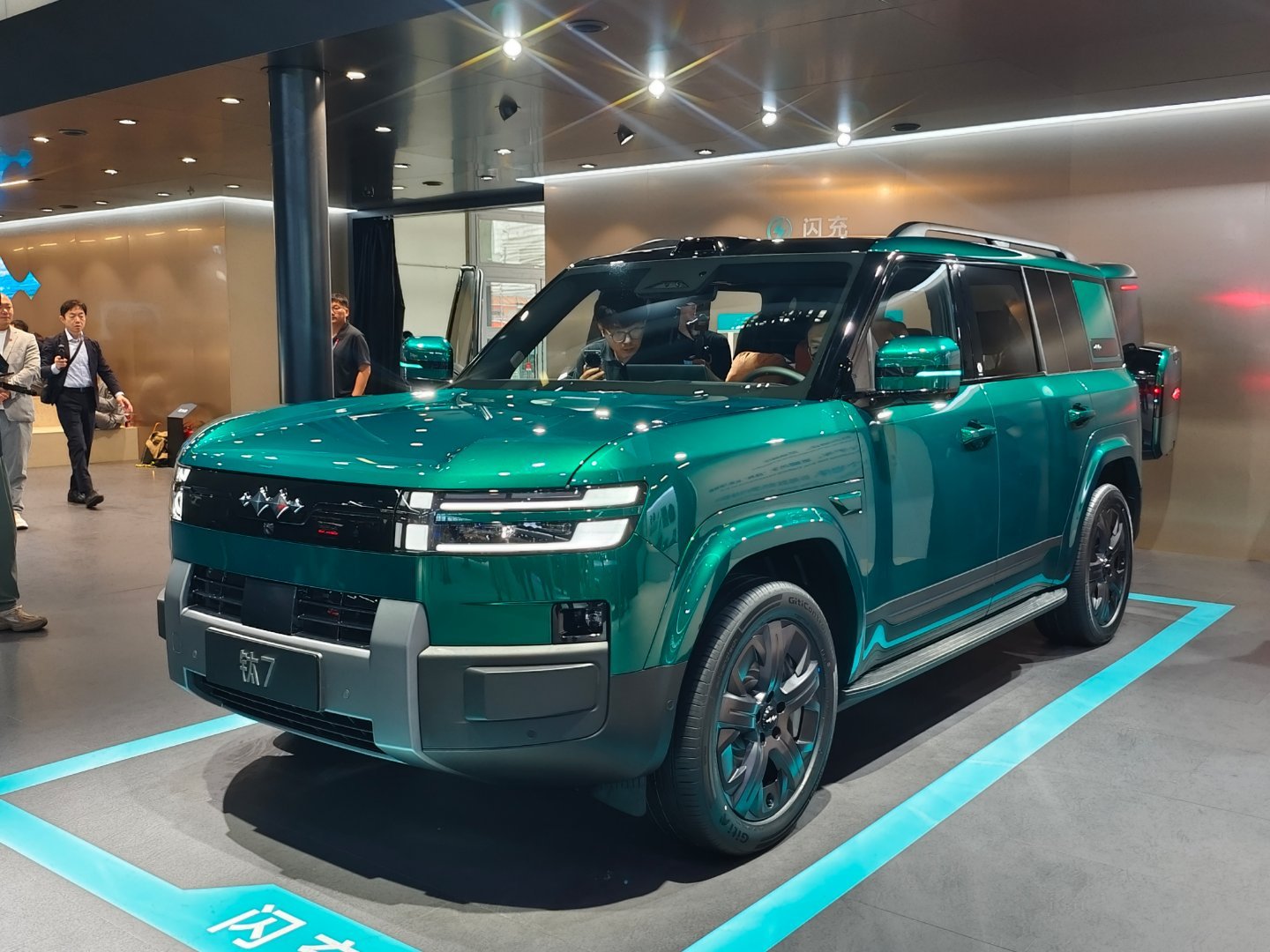 方程豹钛7EV闪充版的质感提高了不少原本以为钛7只是换了个驱动当时，加上了二代刀