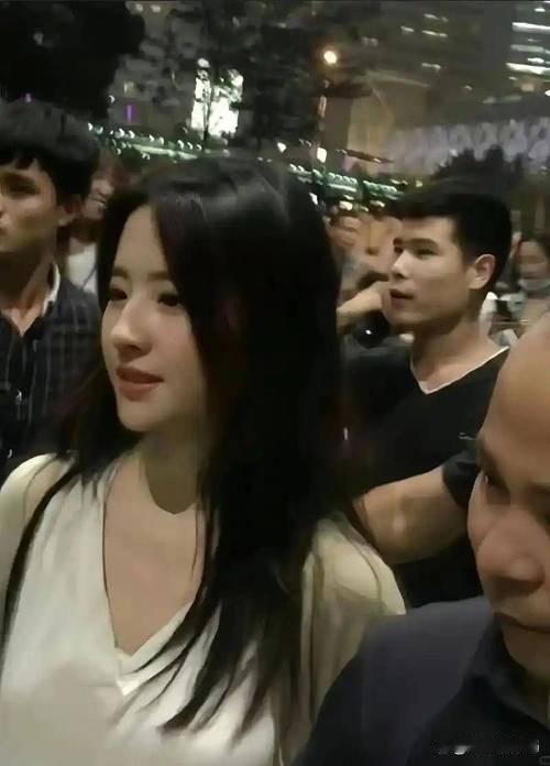 近日，不少网友在上海高铁站偶遇刘亦菲，路人拍下的无滤镜生图迅速在网络流传。当天她